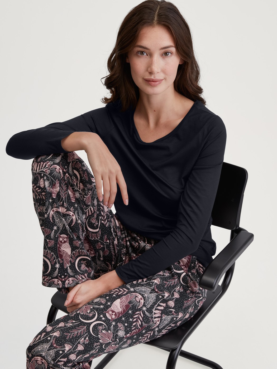 Women model is wearing Shirt long sleeve made of Modal in Black, Unicoloured from the Favourites Seduction series by CALIDA, Additional Image