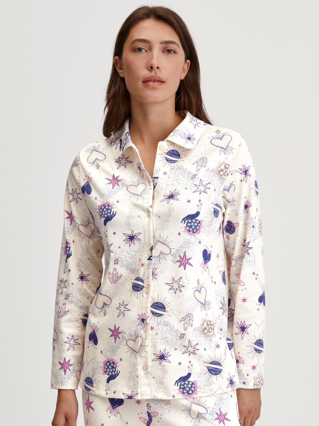 Damen-Model trägt Langarm-Shirt mit Knöpfen aus 100% Baumwolle in Beige, Gemustert aus Serie Favourites Universe von CALIDA, Vorderansicht