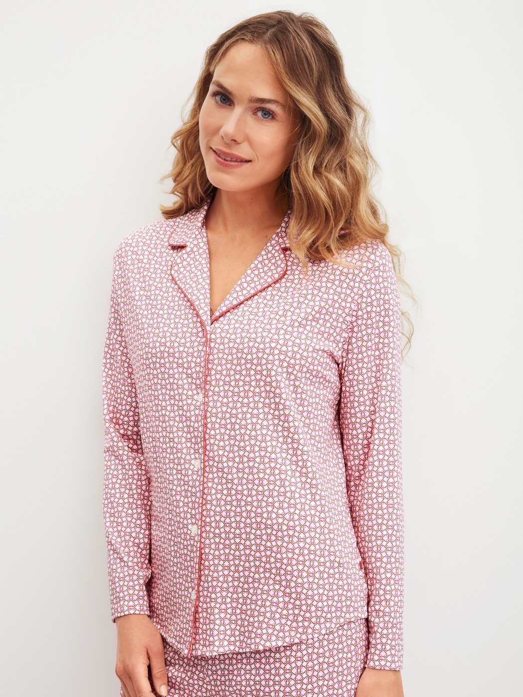 Le mannequin Femme porte le/la Chemise à manches longues avec boutons en Coton de couleur Rose, À motifs, de la série Favourites Love de CALIDA, Vue de face