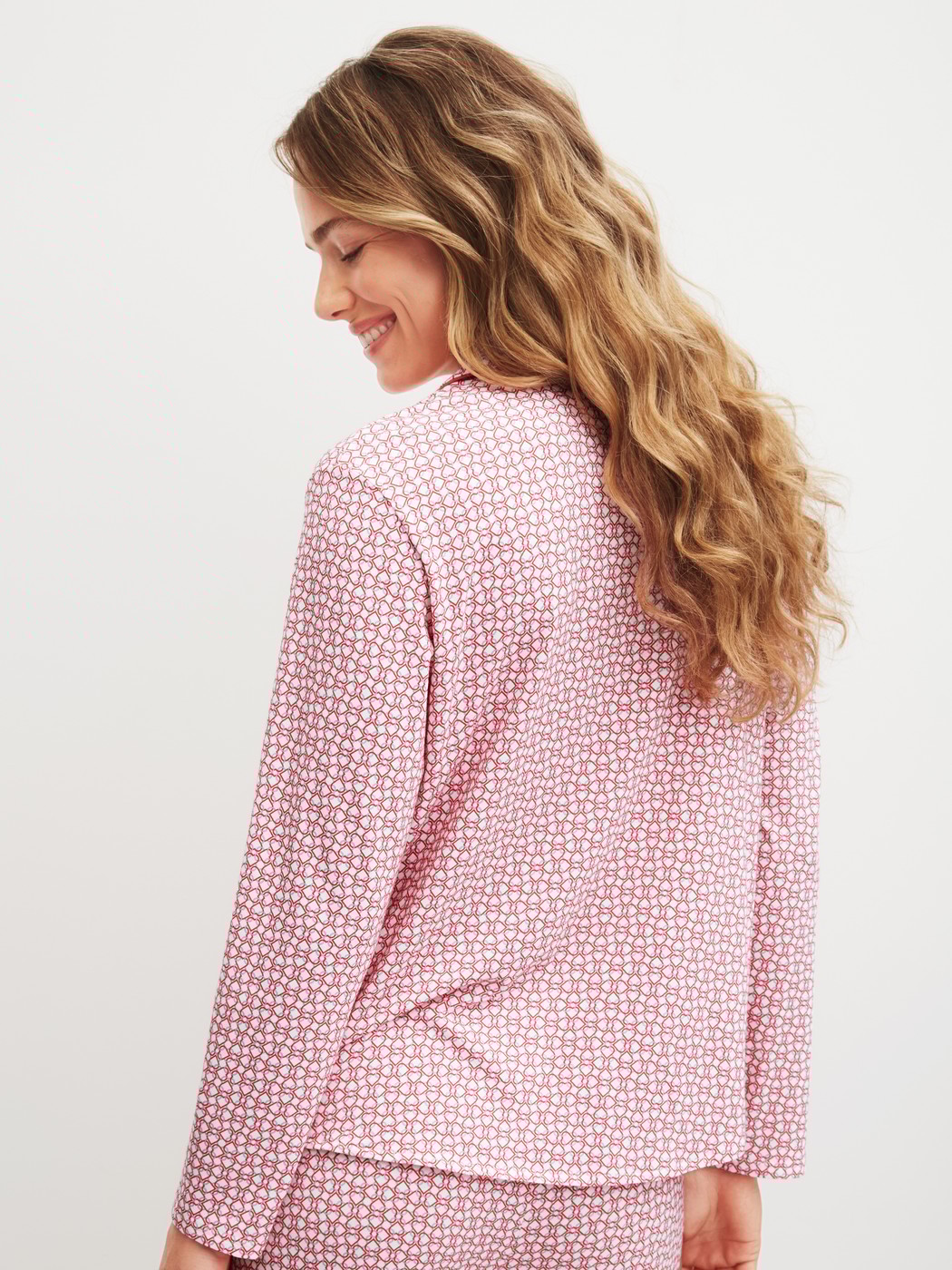 Le mannequin Femme porte le/la Chemise à manches longues avec boutons en Coton de couleur Rose, À motifs, de la série Favourites Love de CALIDA, Vue arrière