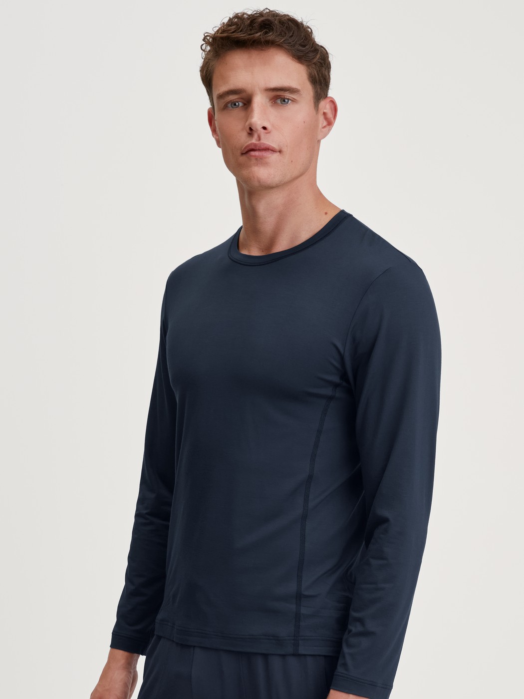 Herren-Model trägt Langarm-Shirt aus TENCEL™ in Blau, Einfarbig aus Serie DSW Balancing von CALIDA, Vorderansicht