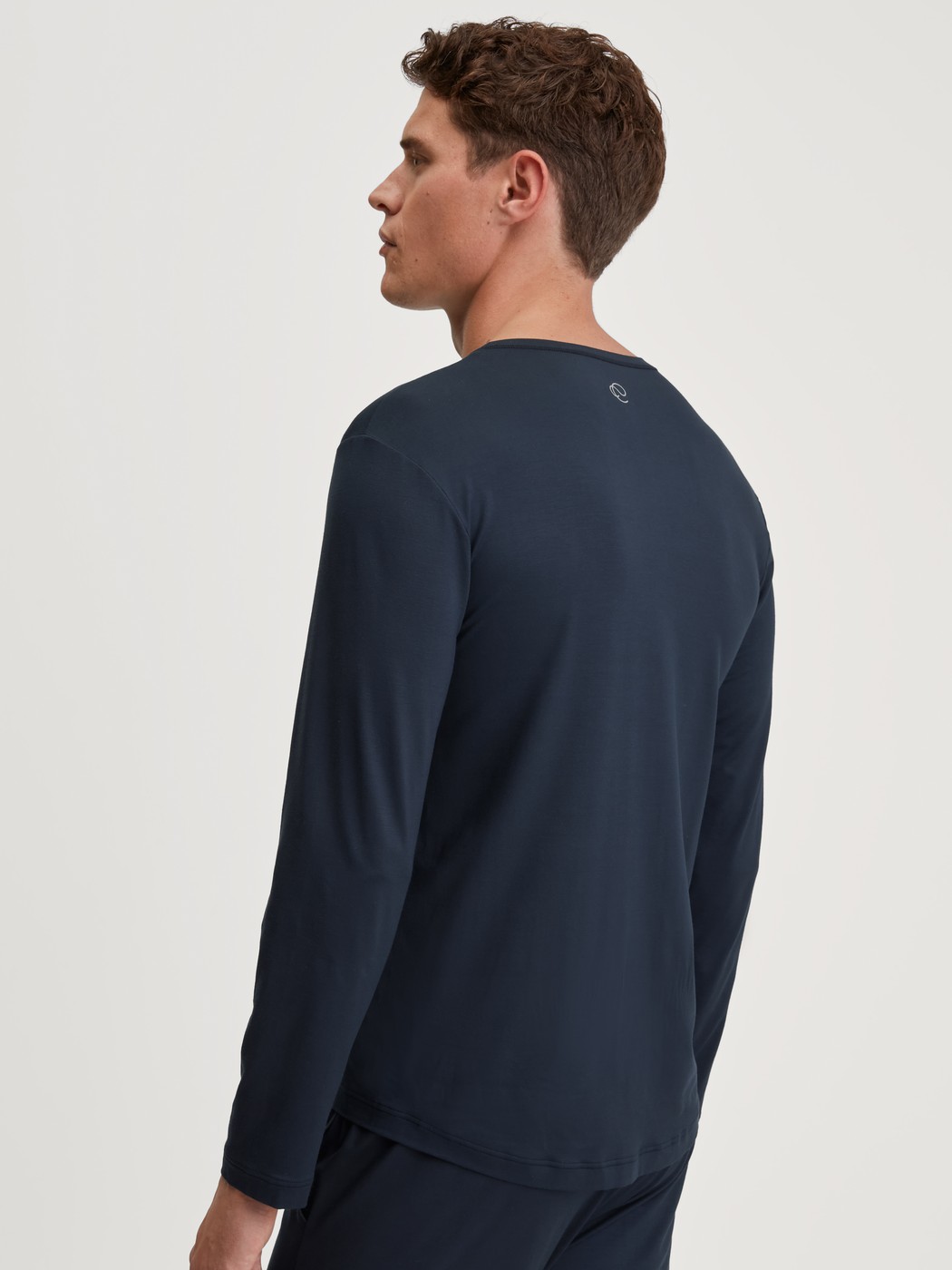 Herren-Model trägt Langarm-Shirt aus TENCEL™ in Blau, Einfarbig aus Serie DSW Balancing von CALIDA, Rückansicht