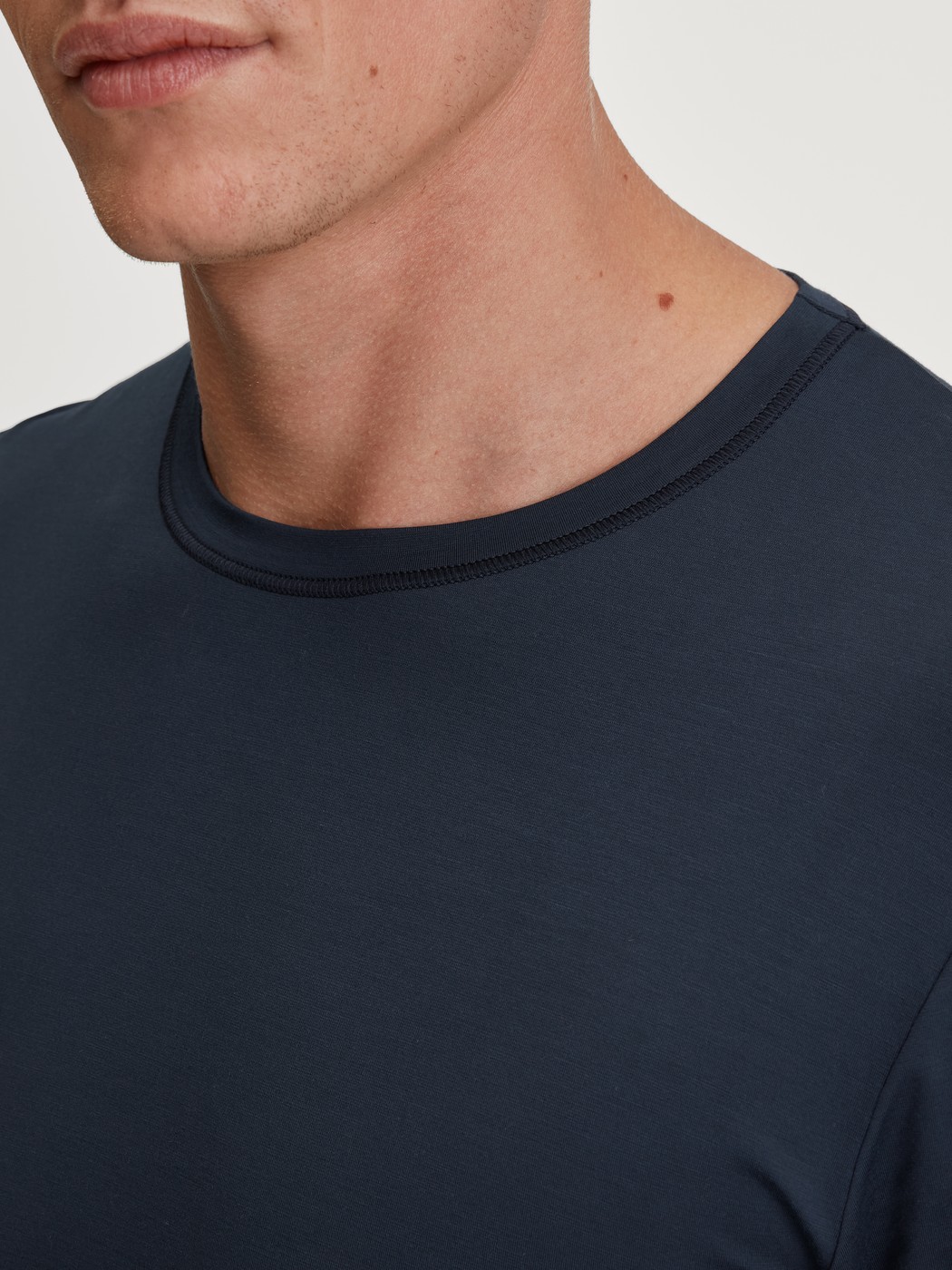 Herren-Model trägt Langarm-Shirt aus TENCEL™ in Blau, Einfarbig aus Serie DSW Balancing von CALIDA, Detail
