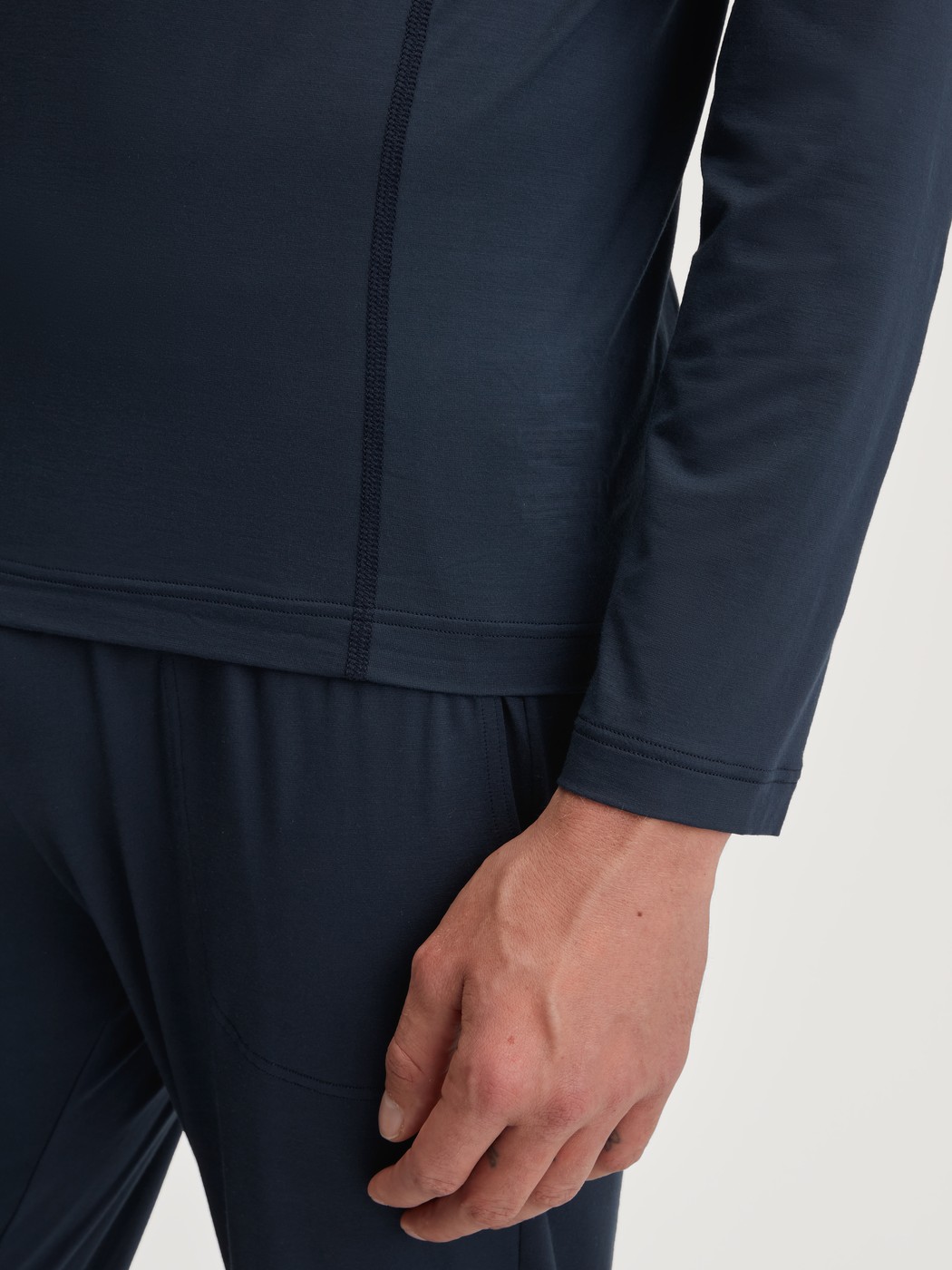 Herren-Model trägt Langarm-Shirt aus TENCEL™ in Blau, Einfarbig aus Serie DSW Balancing von CALIDA, Detail