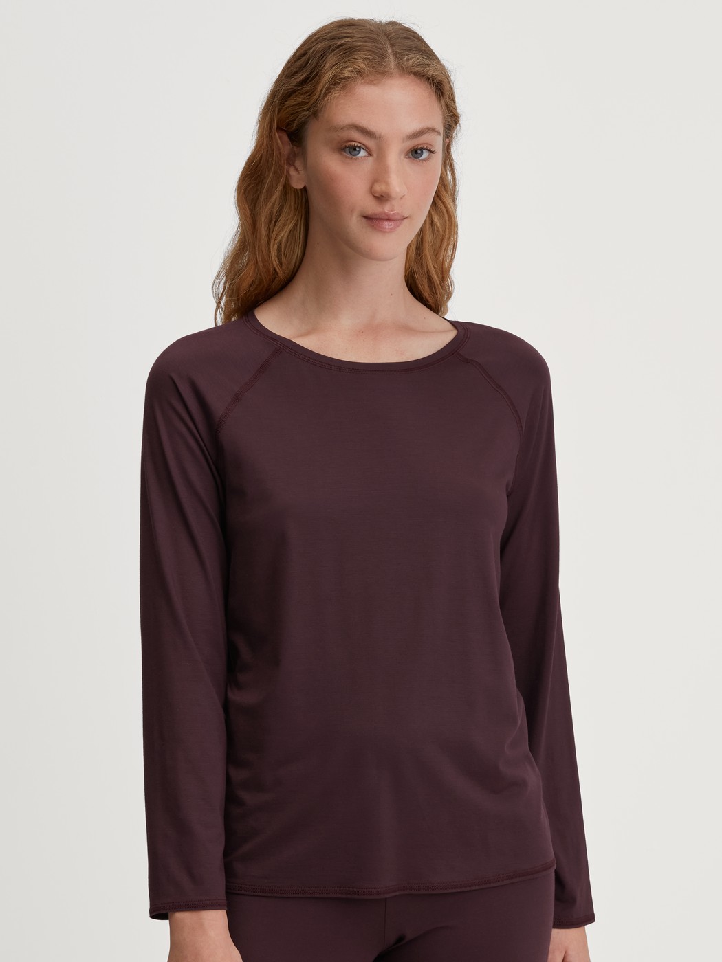 Damen-Model trägt Langarm-Shirt aus Modal in Braun, Einfarbig aus Serie DSW Balancing von CALIDA, Vorderansicht