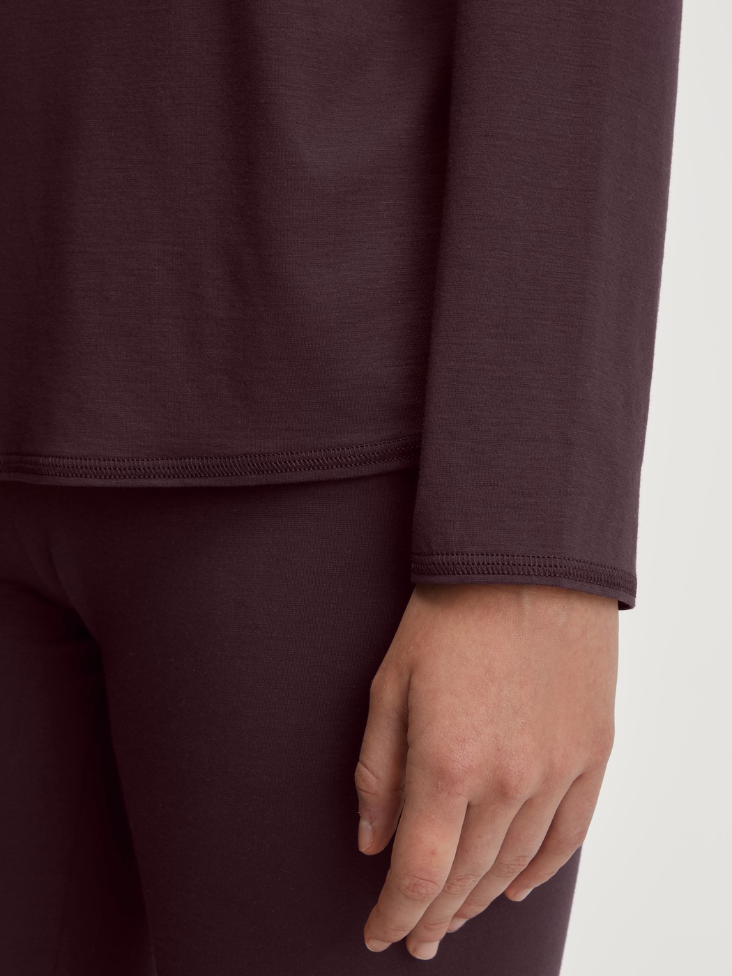 Damen-Model trägt Langarm-Shirt aus Modal in Braun, Einfarbig aus Serie DSW Balancing von CALIDA, Detail