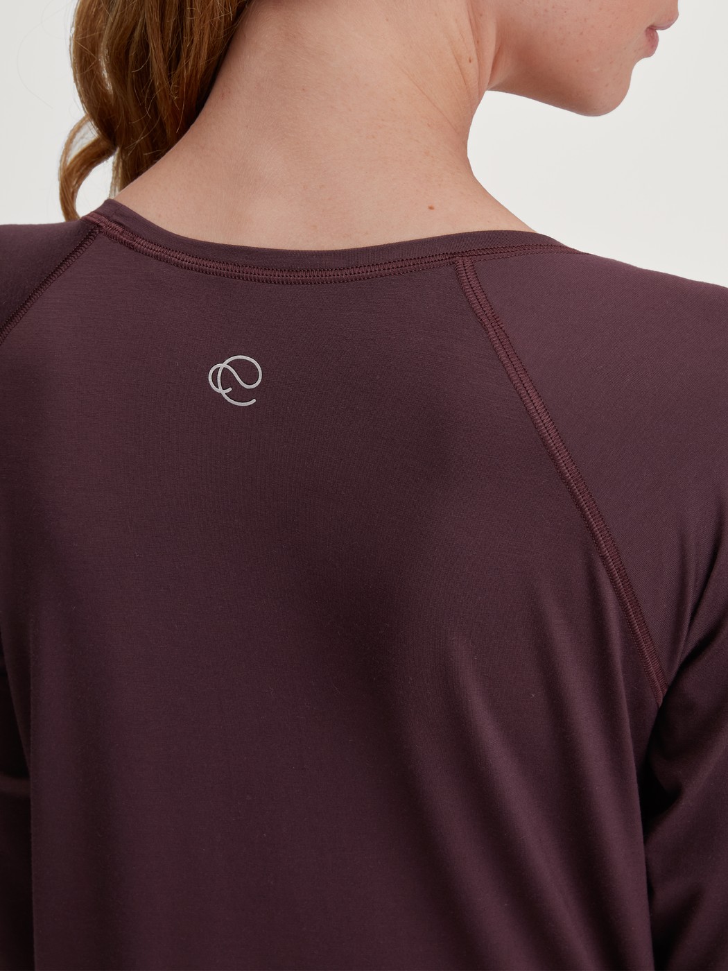 Damen-Model trägt Langarm-Shirt aus Modal in Braun, Einfarbig aus Serie DSW Balancing von CALIDA, Detail