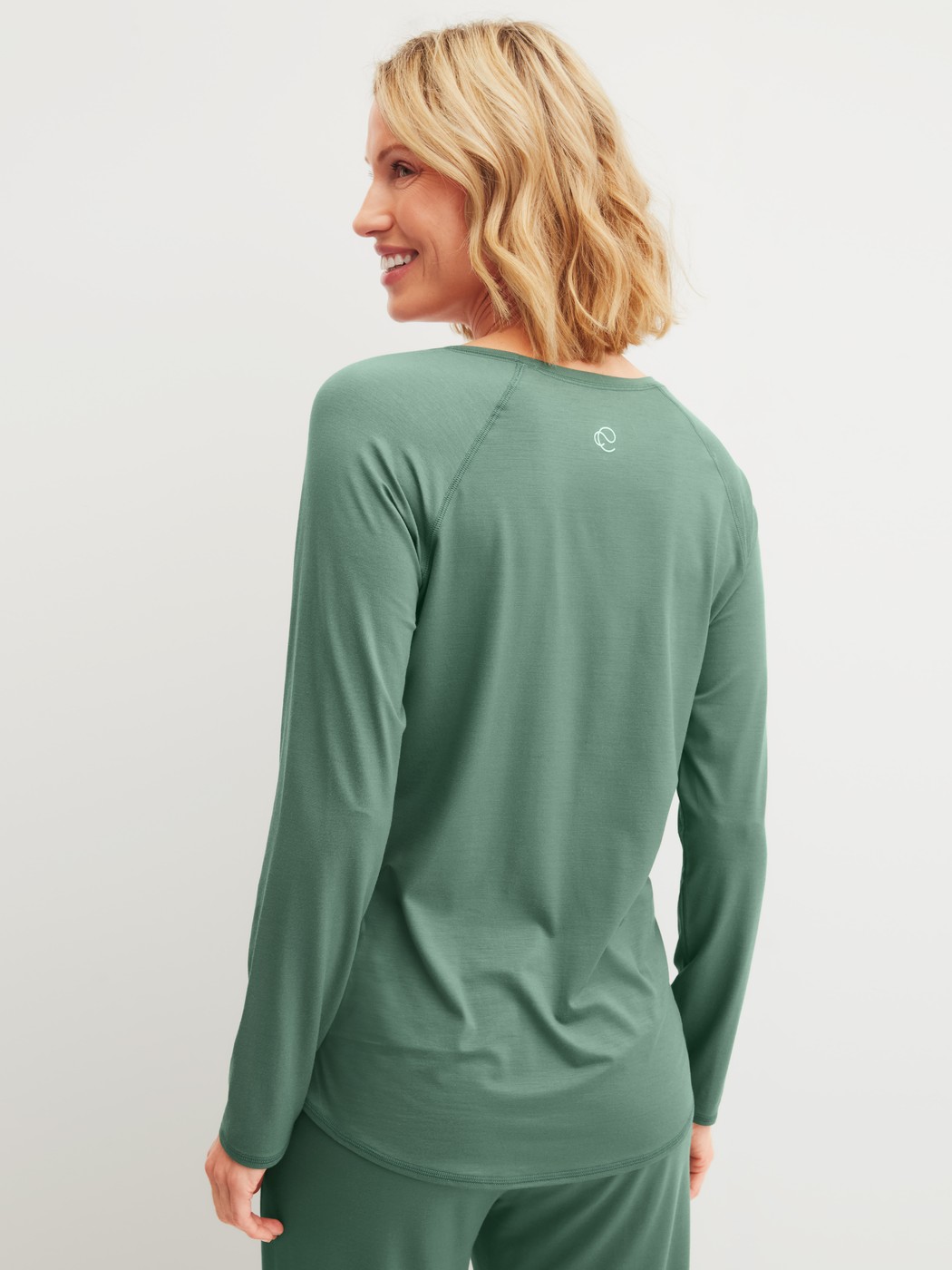 Women model is wearing Shirt long-sleeve made of Modal in Green, Unicoloured from the DSW Balancing series by CALIDA, Back view
