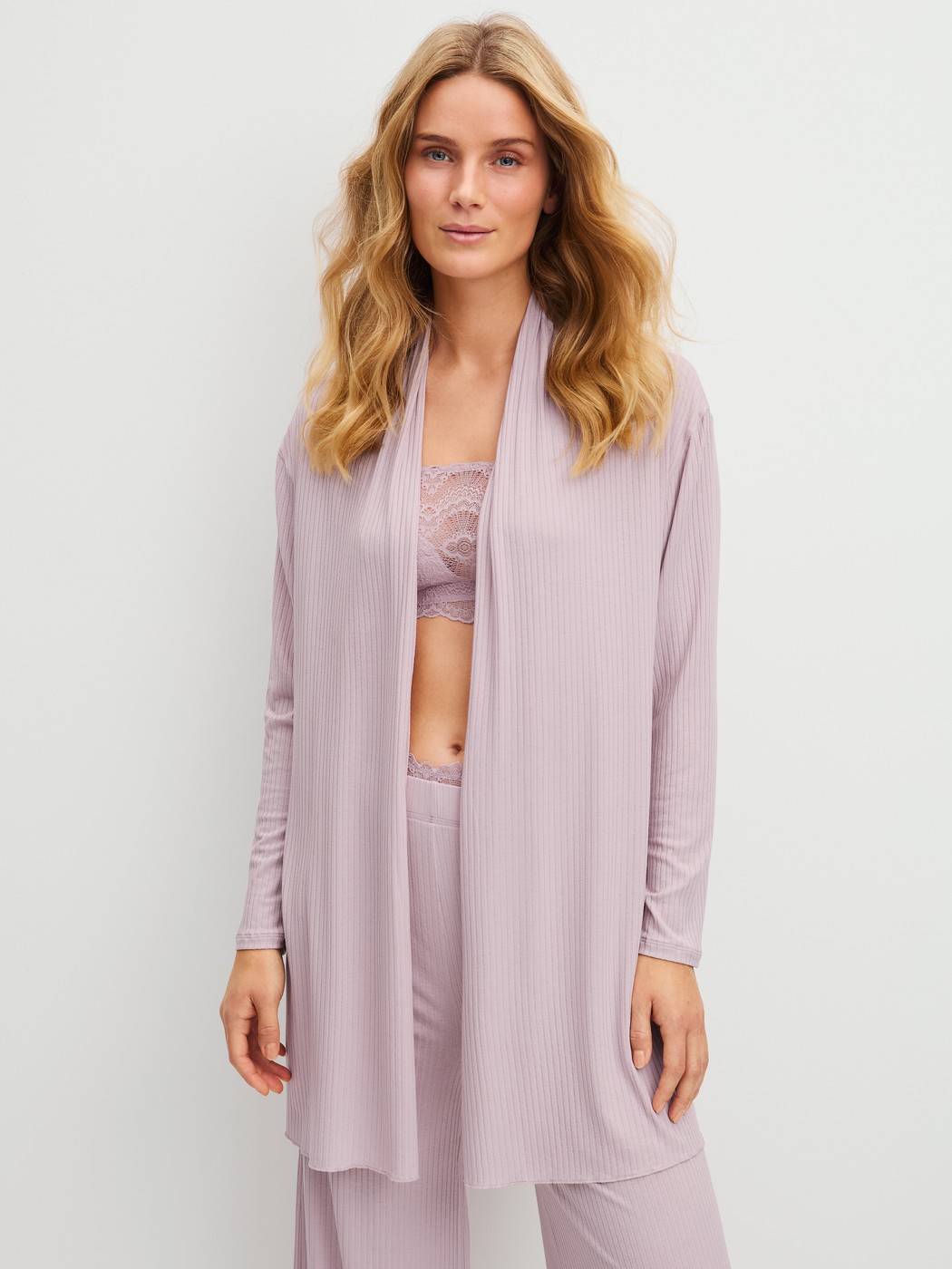 Women model is wearing Kimono made from TENCEL™ Modal made of Modal in Purple, Unicoloured from the Feminine Lounge series by CALIDA, Front view