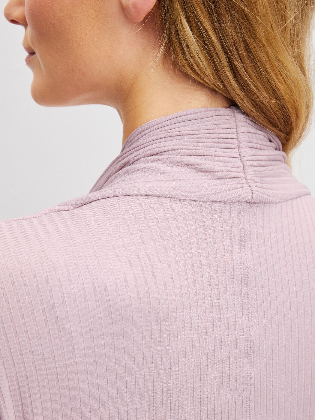 Women model is wearing Kimono made from TENCEL™ Modal made of Modal in Purple, Unicoloured from the Feminine Lounge series by CALIDA, Detail