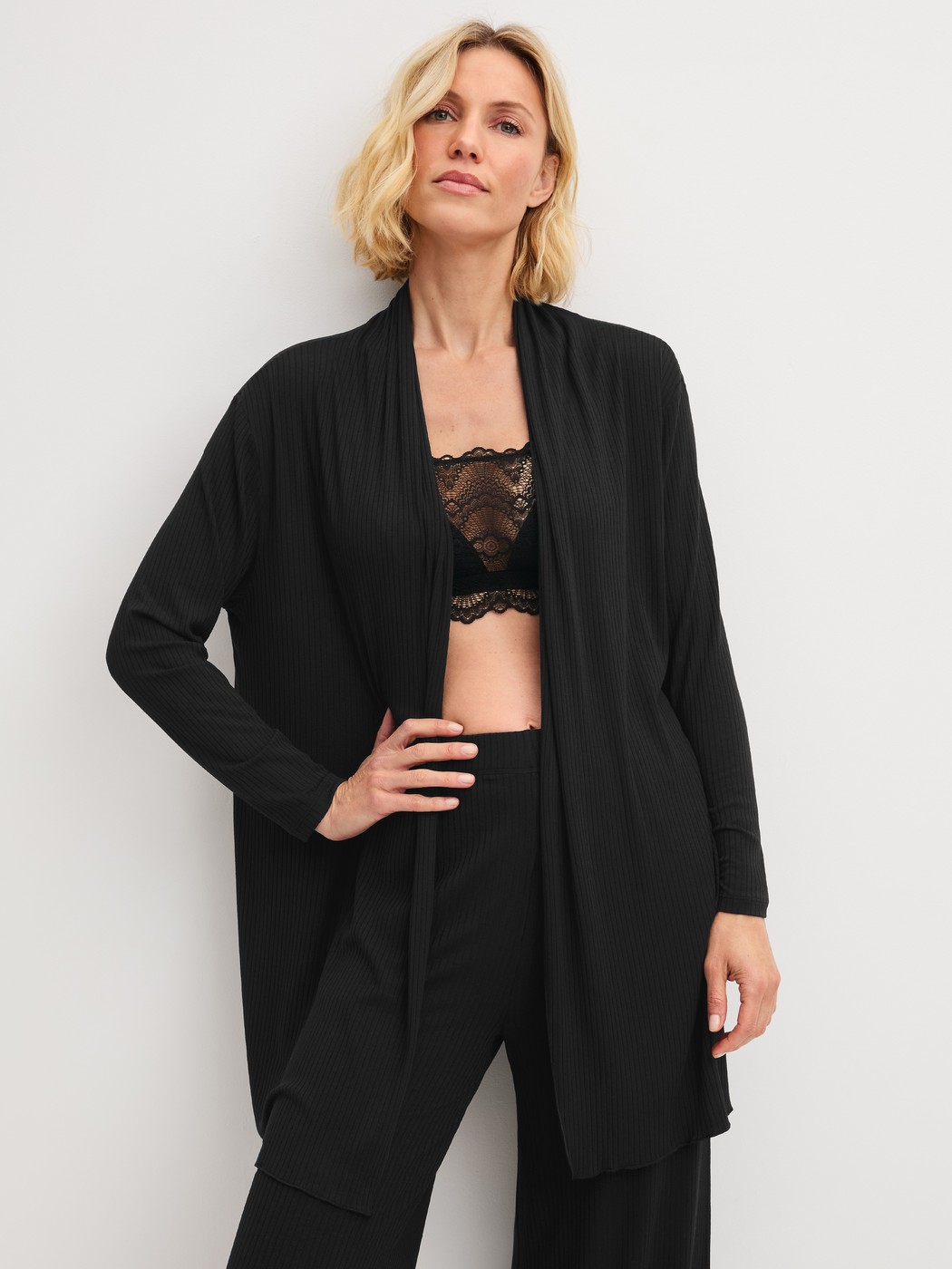 Women model is wearing Kimono made from TENCEL™ Modal made of Modal in Black, Unicoloured from the Feminine Lounge series by CALIDA, Front view