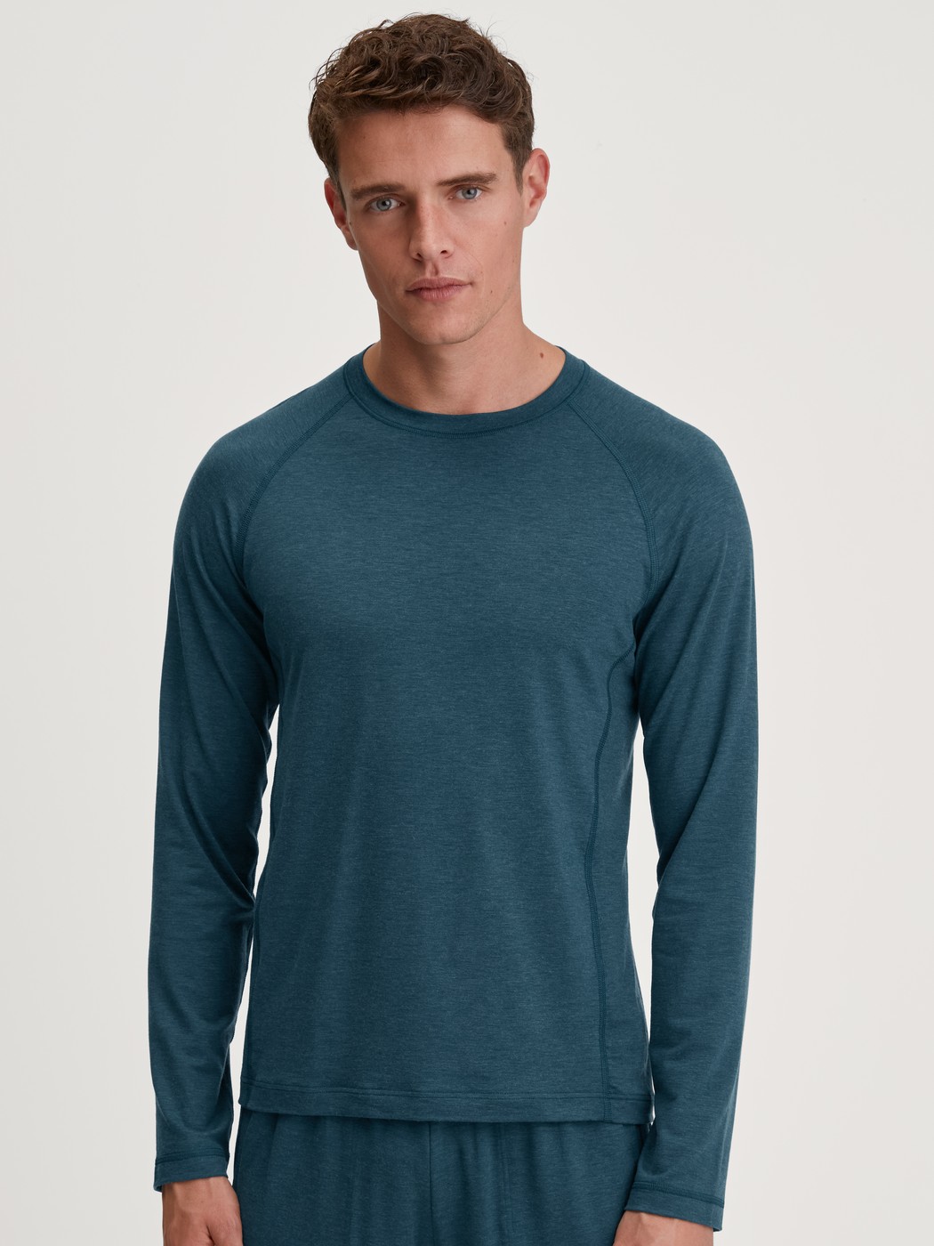 Men model is wearing Shirt long-sleeve made of TENCEL™ in Turquoise, Unicoloured from the DSW Warming series by CALIDA, Front view