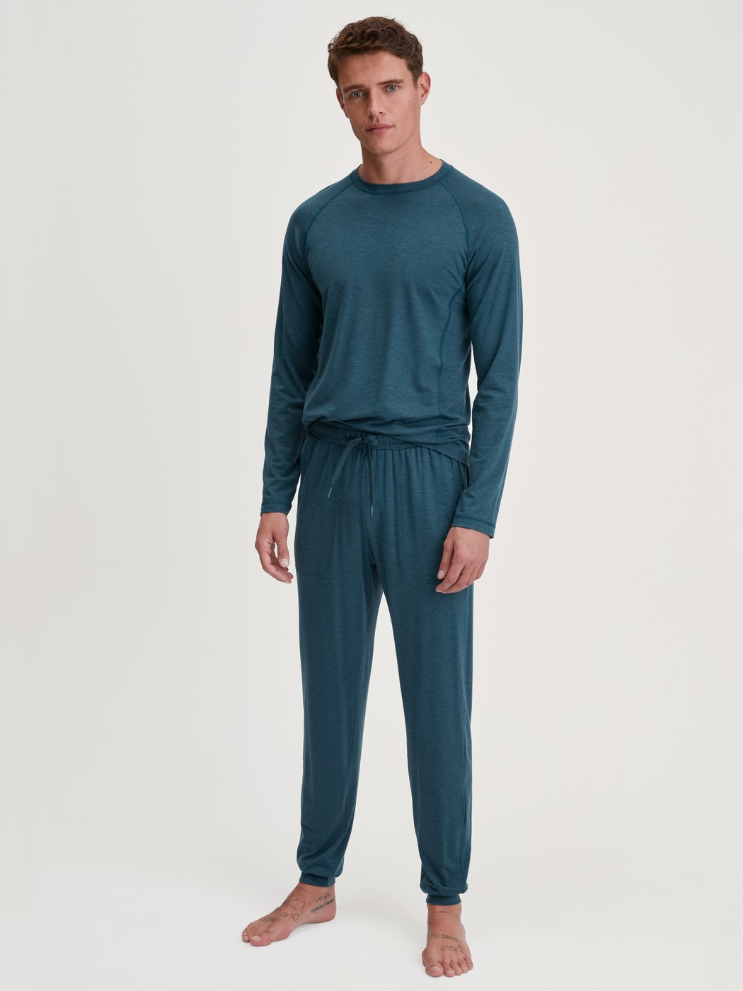 Men model is wearing Shirt long-sleeve made of TENCEL™ in Turquoise, Unicoloured from the DSW Warming series by CALIDA, Outfit