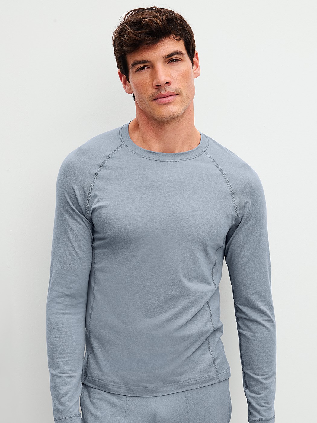Herren-Model trägt Langarm-Shirt aus Lyocell in Grau, Einfarbig aus Serie DSW Warming von CALIDA, Vorderansicht