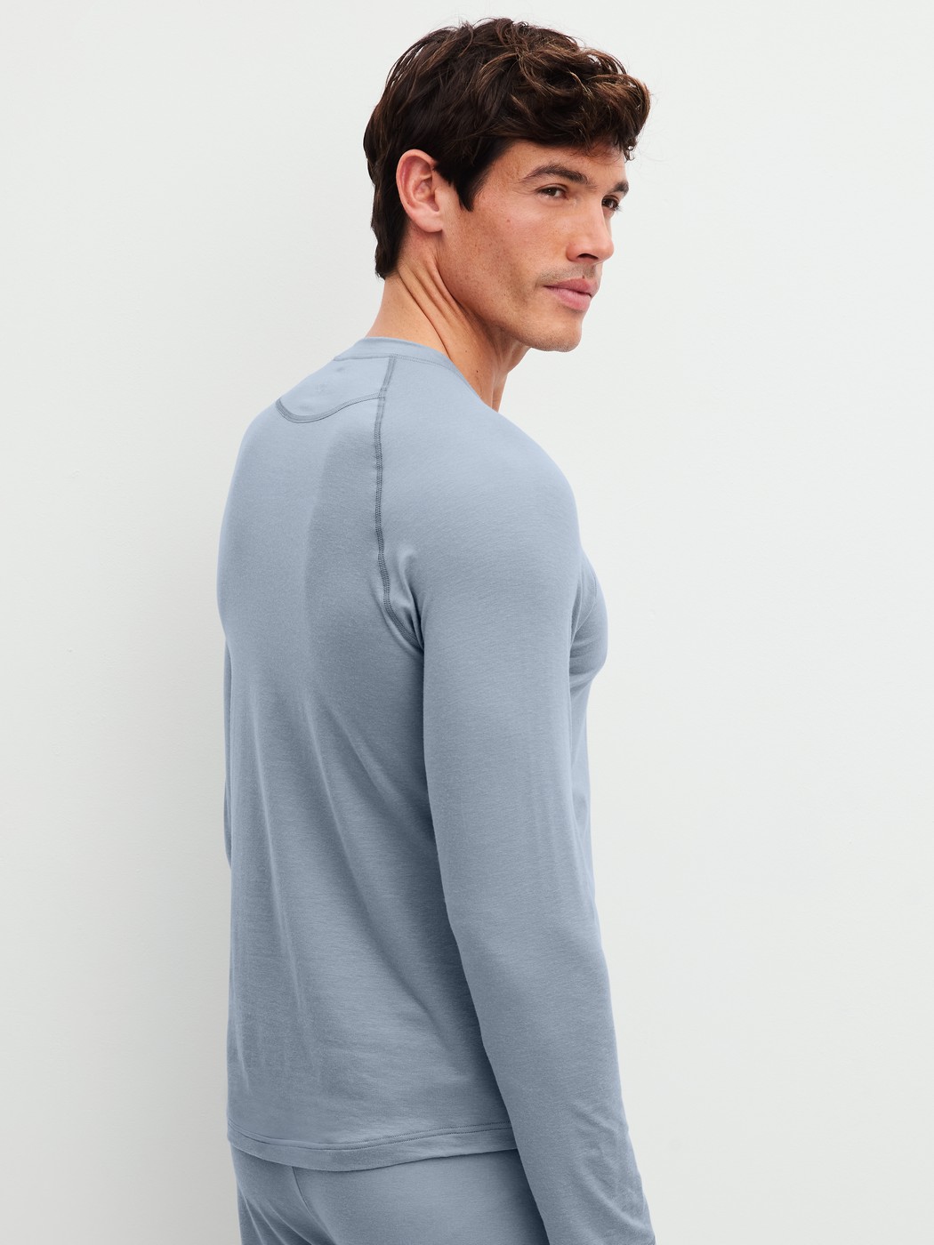 Herren-Model trägt Langarm-Shirt aus Lyocell in Grau, Einfarbig aus Serie DSW Warming von CALIDA, Rückansicht