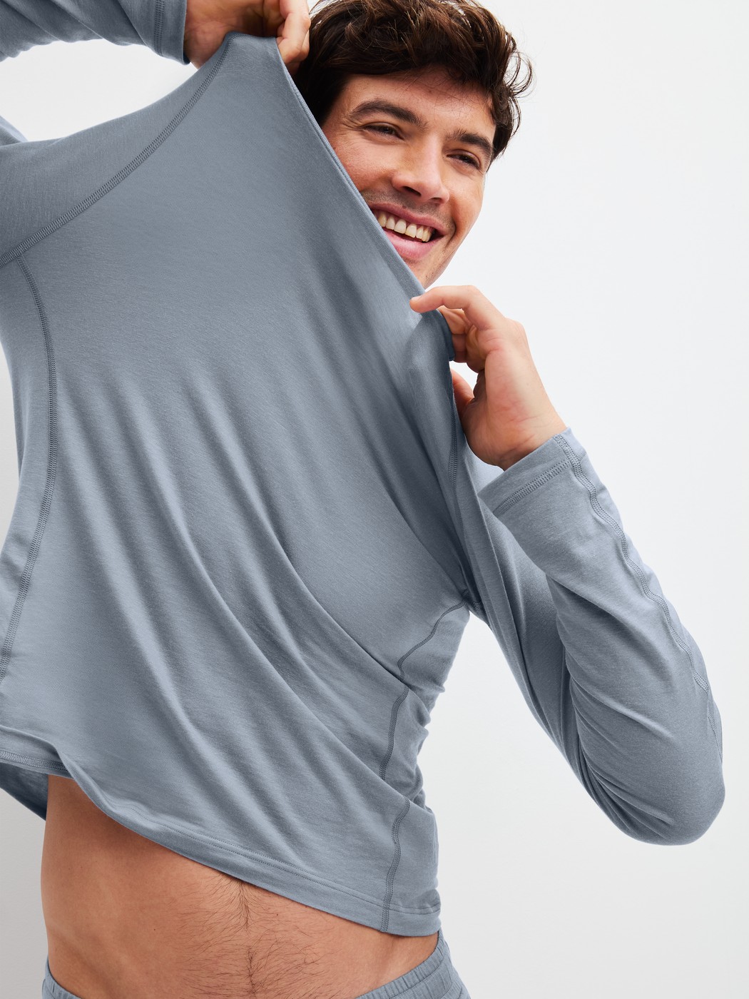 Herren-Model trägt Langarm-Shirt aus Lyocell in Grau, Einfarbig aus Serie DSW Warming von CALIDA, Zusatzbild
