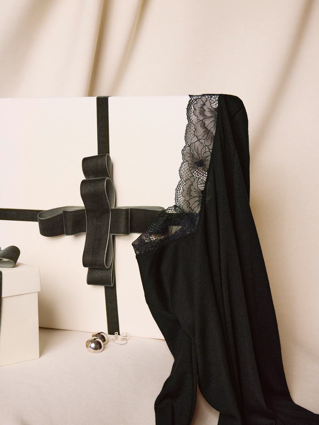 Damen - Langarm-Shirt aus Wolle-Seide aus Spitze in Schwarz, Spitze aus Serie Silky Wool Glam von CALIDA, Detail