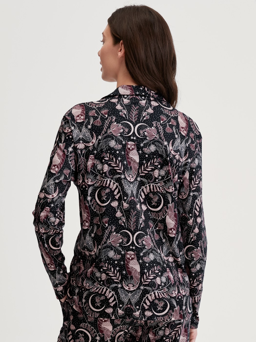 Damen-Model trägt Langarm-Shirt mit Knöpfen aus TENCEL™ Modal und Seide aus Modal in Schwarz, Gemustert aus Serie Favourites Seduction von CALIDA, Rückansicht