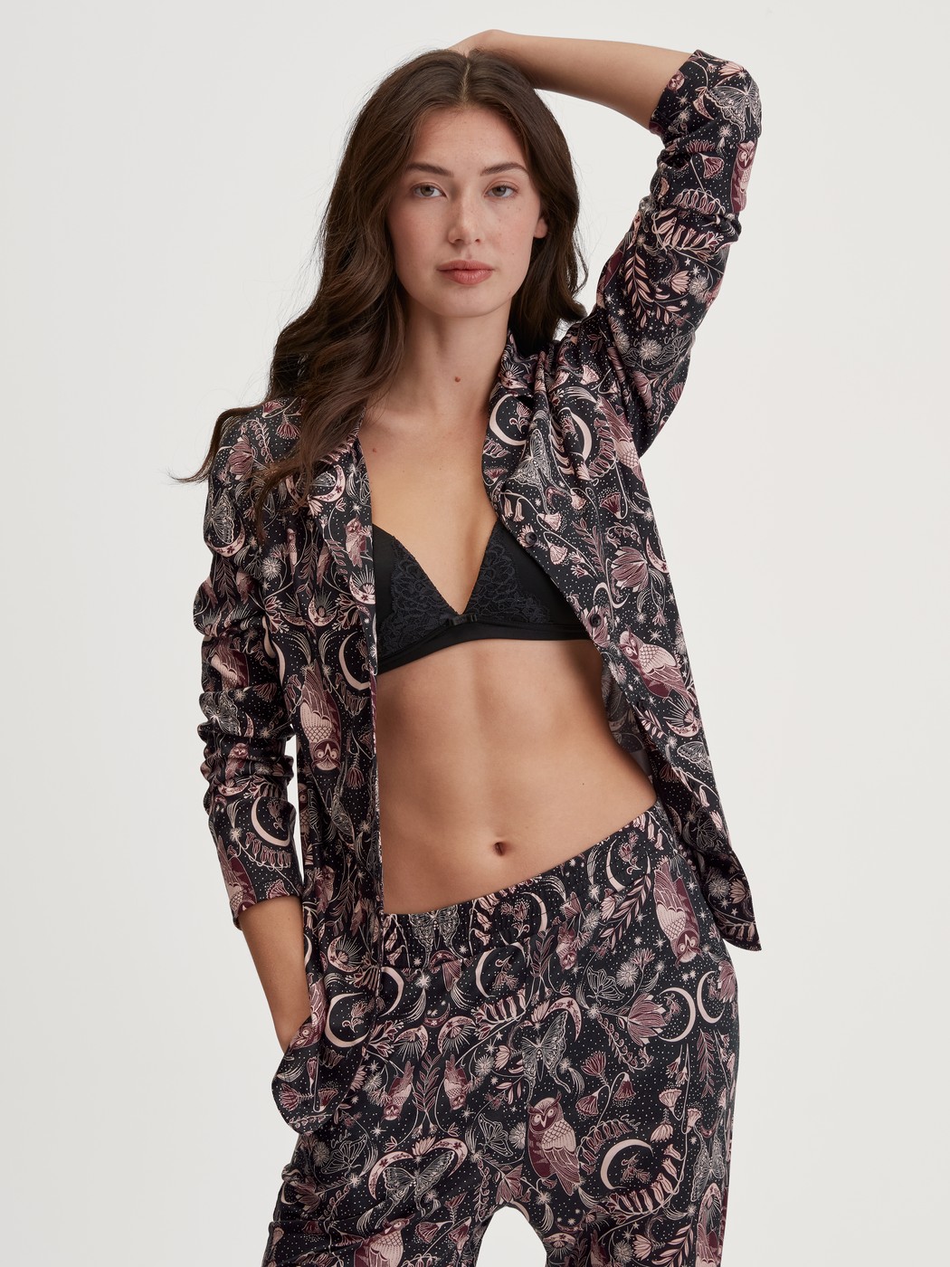 Damen-Model trägt Langarm-Shirt mit Knöpfen aus TENCEL™ Modal und Seide aus Modal in Schwarz, Gemustert aus Serie Favourites Seduction von CALIDA, Vorderansicht