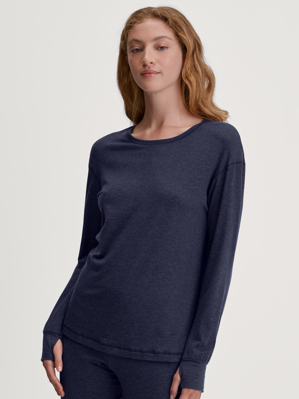 Damen-Model trägt Langarm-Shirt aus Lyocell in Blau, Einfarbig aus Serie DSW Warming von CALIDA, Vorderansicht