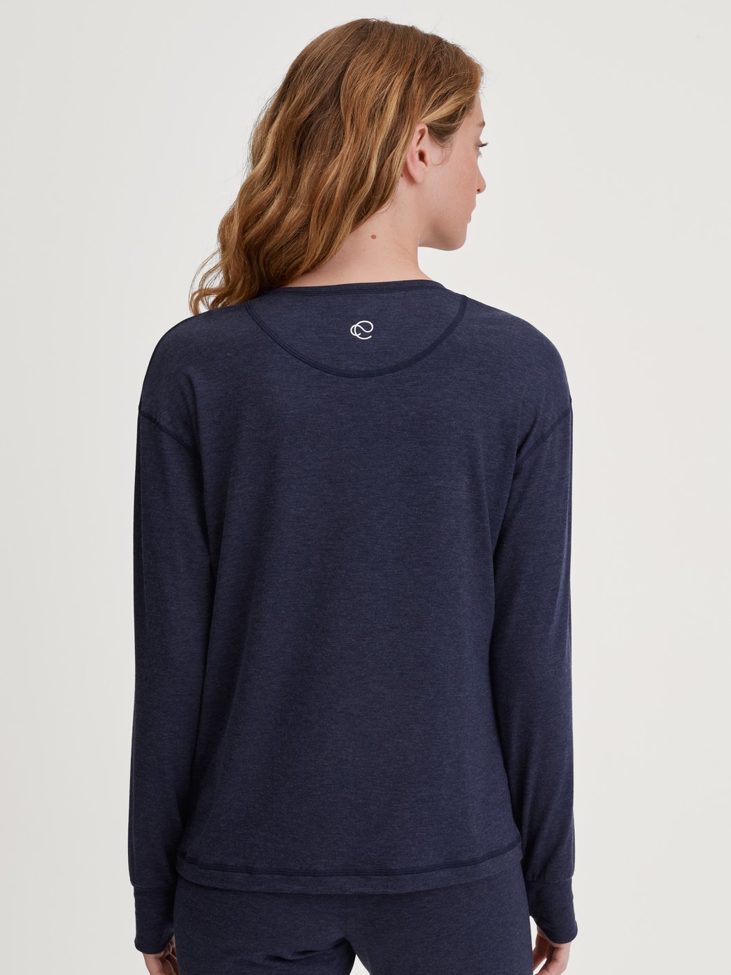 Damen-Model trägt Langarm-Shirt aus Lyocell in Blau, Einfarbig aus Serie DSW Warming von CALIDA, Rückansicht