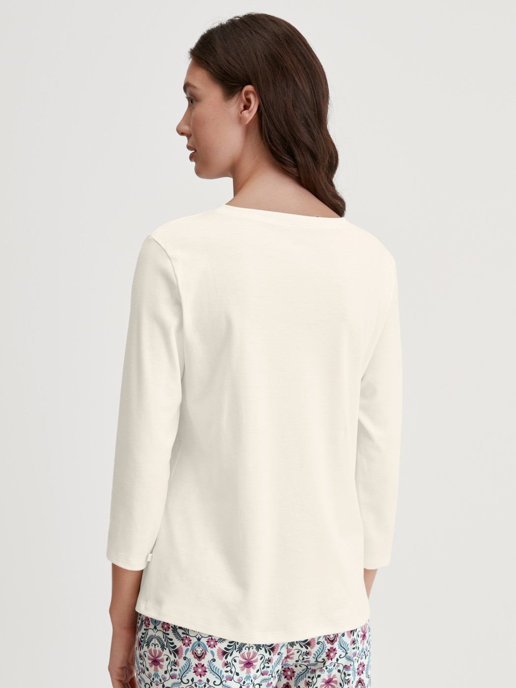 Damen-Model trägt Shirt mit 3/4-Arm aus 100% Baumwolle in Beige, Einfarbig aus Serie Favourites Botanic von CALIDA, Rückansicht