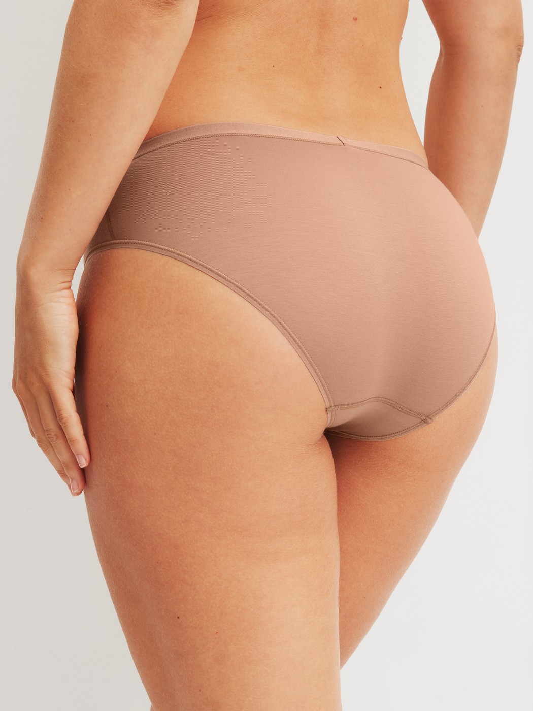 Le mannequin Femme porte le/la Culotte en Coton de couleur Marron, Unicolore, de la série Natural Comfort de CALIDA, Vue arrière