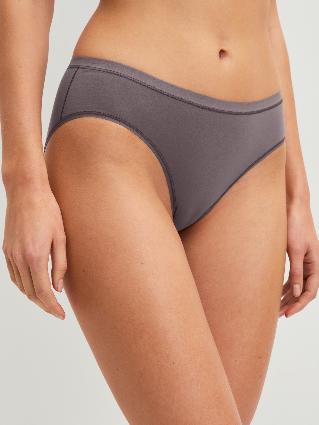 Damen-Model trägt Slip, regular cut aus Baumwolle in Braun, Einfarbig aus Serie Natural Comfort von CALIDA, Vorderansicht
