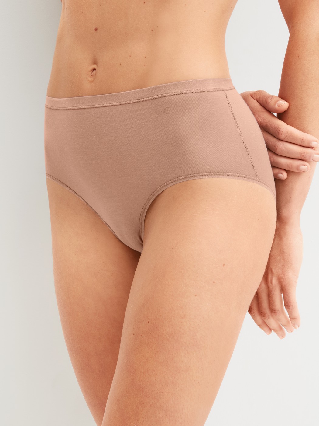 Damen-Model trägt Slip, high waist aus Baumwolle in Braun, Einfarbig aus Serie Natural Comfort von CALIDA, Vorderansicht