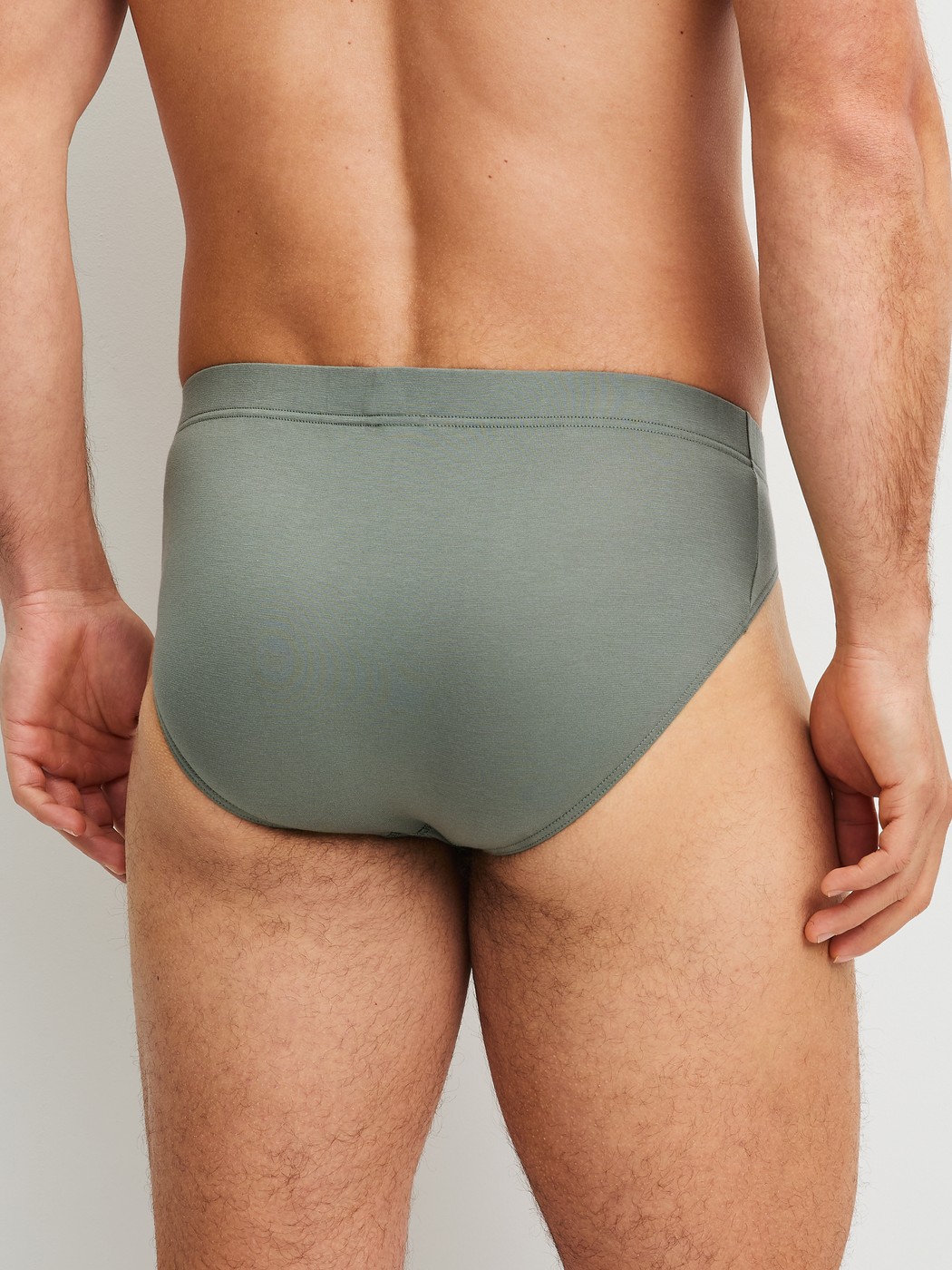 La modella / Il modello Uomo indossa Mini slip in Cotone di colore Verde, Tinta unita, della serie Evolution di CALIDA, Vista posteriore