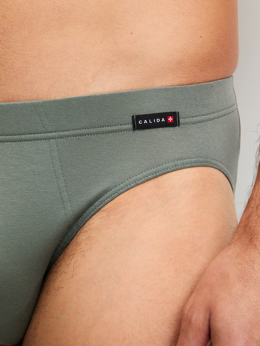 La modella / Il modello Uomo indossa Mini slip in Cotone di colore Verde, Tinta unita, della serie Evolution di CALIDA, Dettaglio