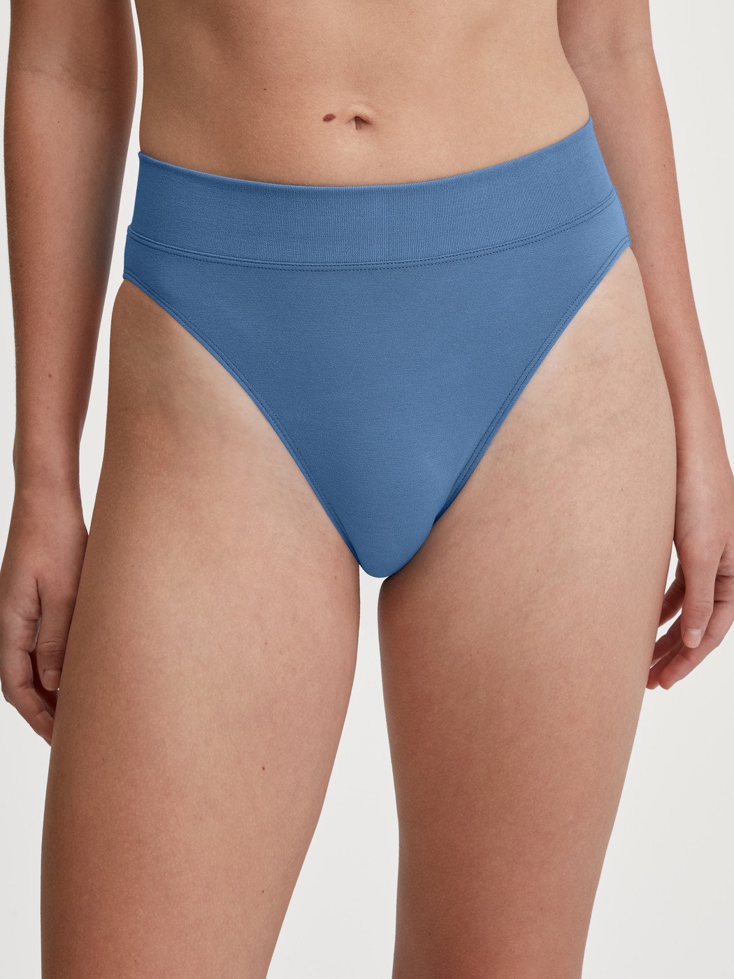 Damen-Model trägt Slip mit Softbund, high waist aus Baumwolle in Blau, Einfarbig aus Serie Elastic von CALIDA, Vorderansicht