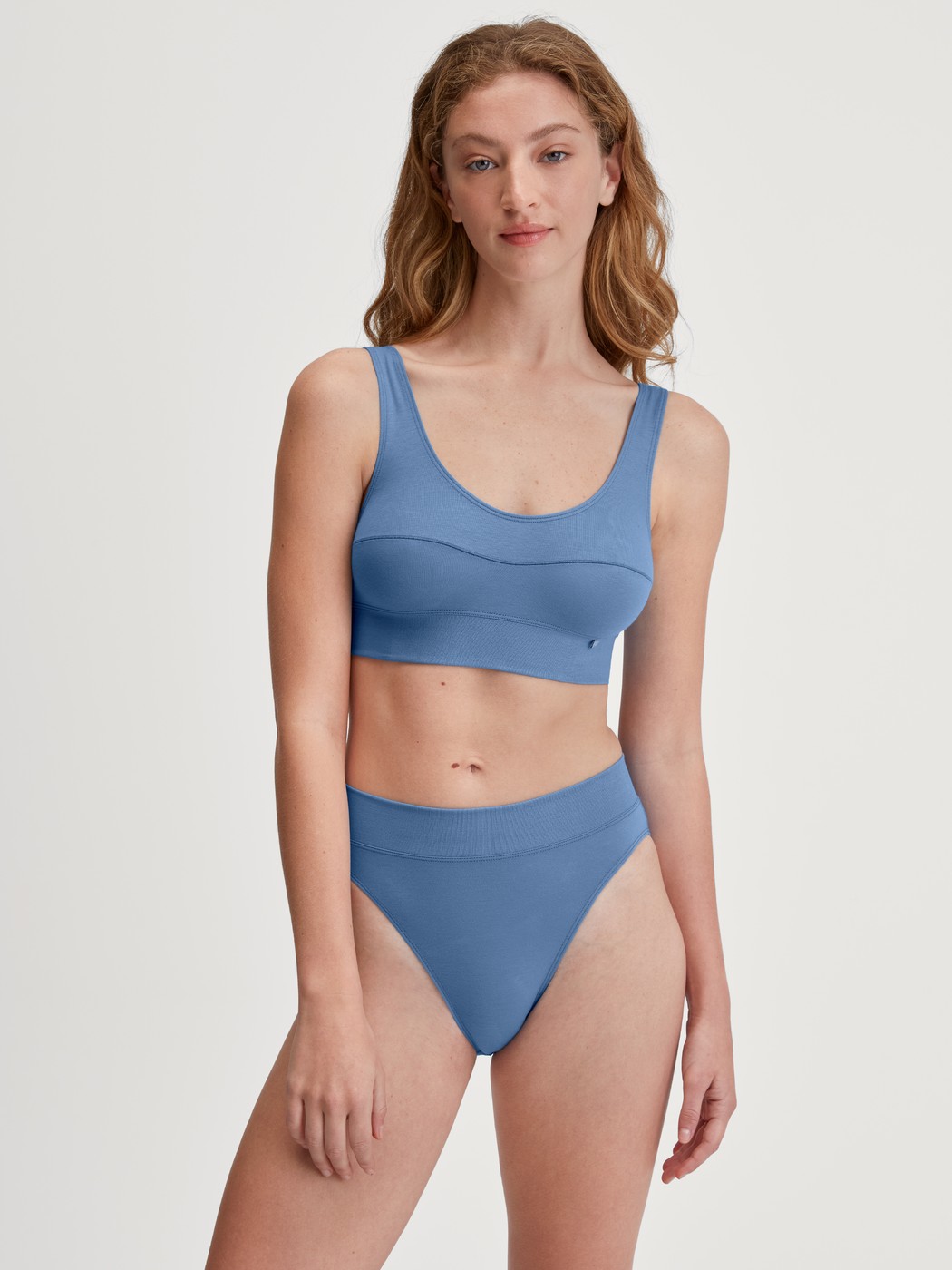 Damen-Model trägt Slip mit Softbund, high waist aus Baumwolle in Blau, Einfarbig aus Serie Elastic von CALIDA, Outfit
