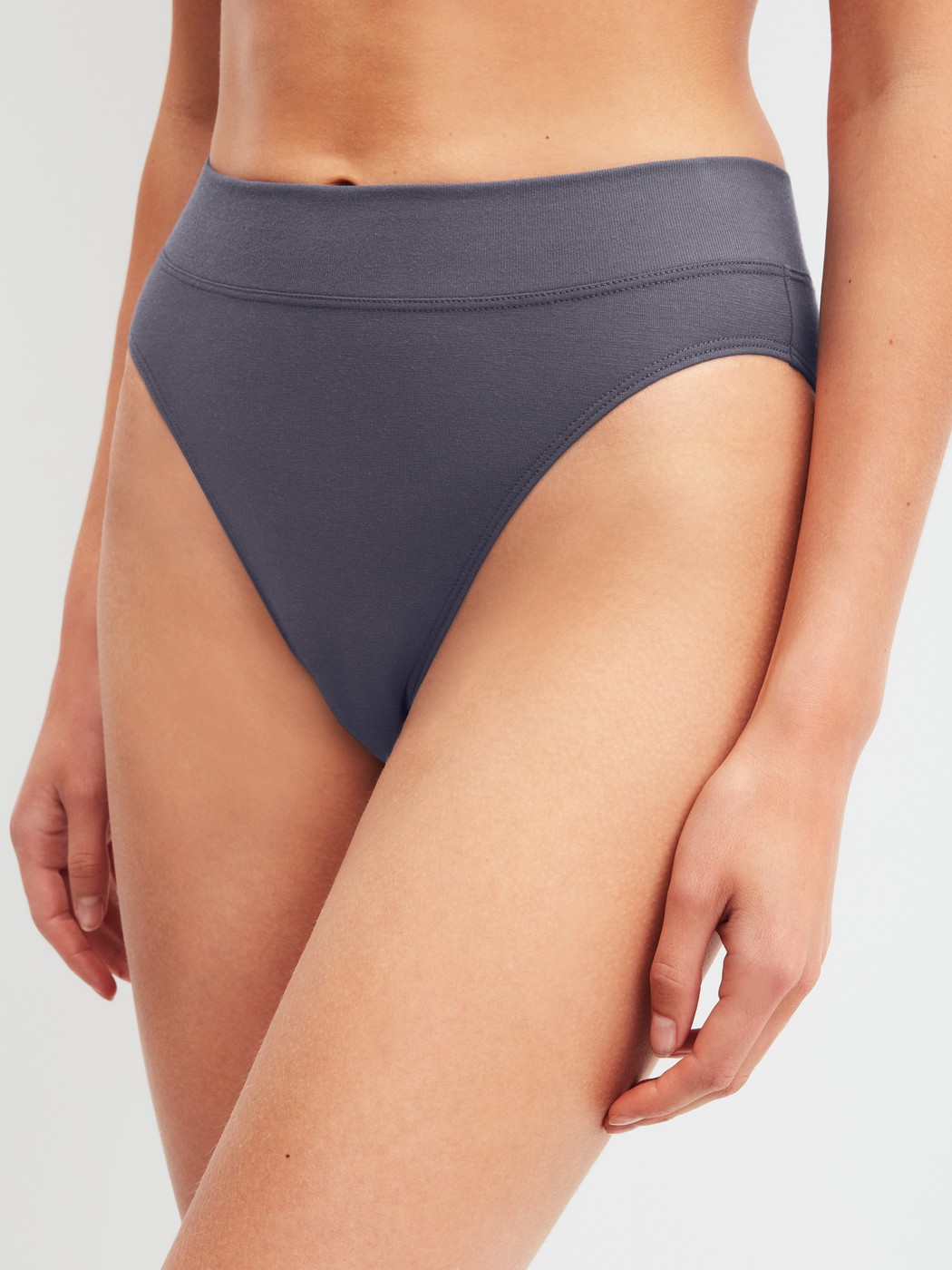 Damen-Model trägt Slip mit Softbund, high waist aus Baumwolle in Grau, Einfarbig aus Serie Elastic von CALIDA, Vorderansicht