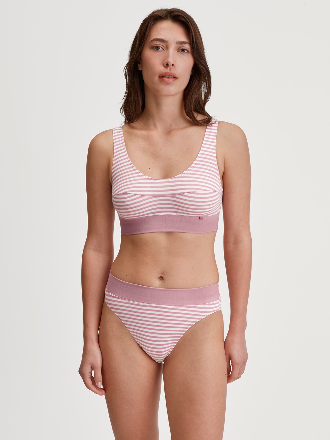 Damen-Model trägt Slip mit Softbund, high waist aus Baumwolle in Rosa, Gestreift aus Serie Elastic von CALIDA, Outfit