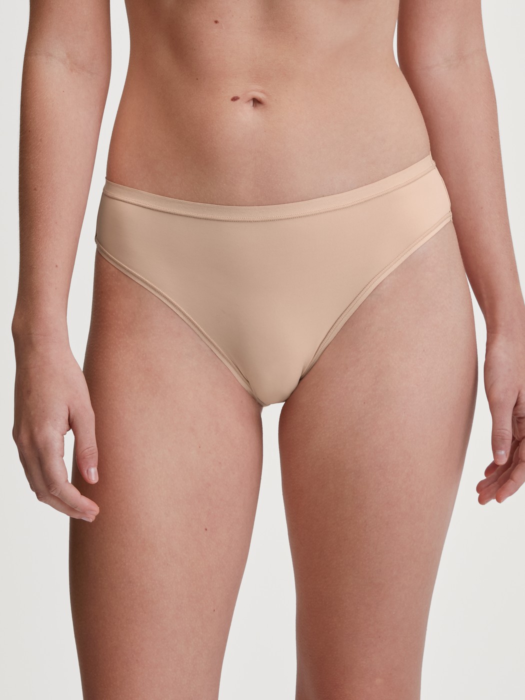 La modella / Il modello Donna indossa Slip in Poliammide di colore Beige, Tinta unita, della serie Sleek Skin di CALIDA, Vista frontale