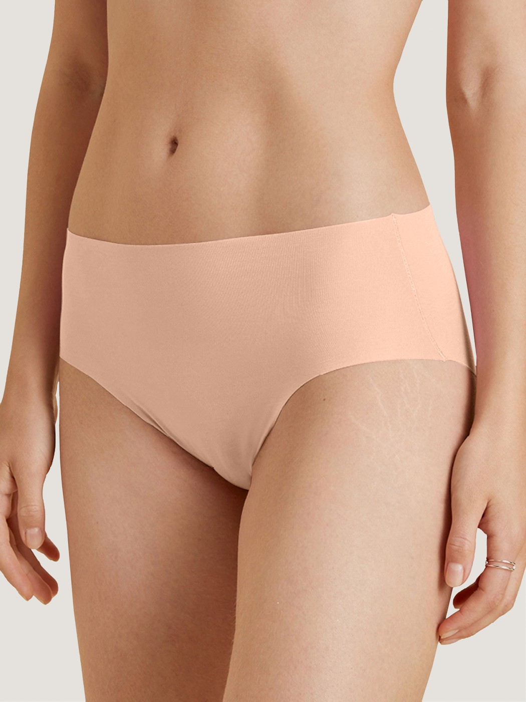 Damen-Model trägt Seamless-Midislip, 2er-Pack aus Modal in Rosa, Einfarbig aus Serie Natural Skin Duo von CALIDA, Vorderansicht