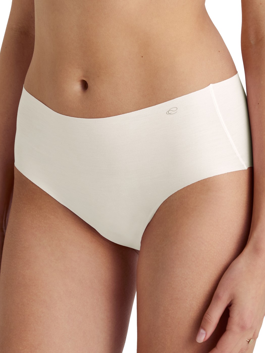 Damen-Model trägt Seamless-Midislip, 2er-Pack aus Modal in Beige, Einfarbig aus Serie Natural Skin Duo von CALIDA, Vorderansicht
