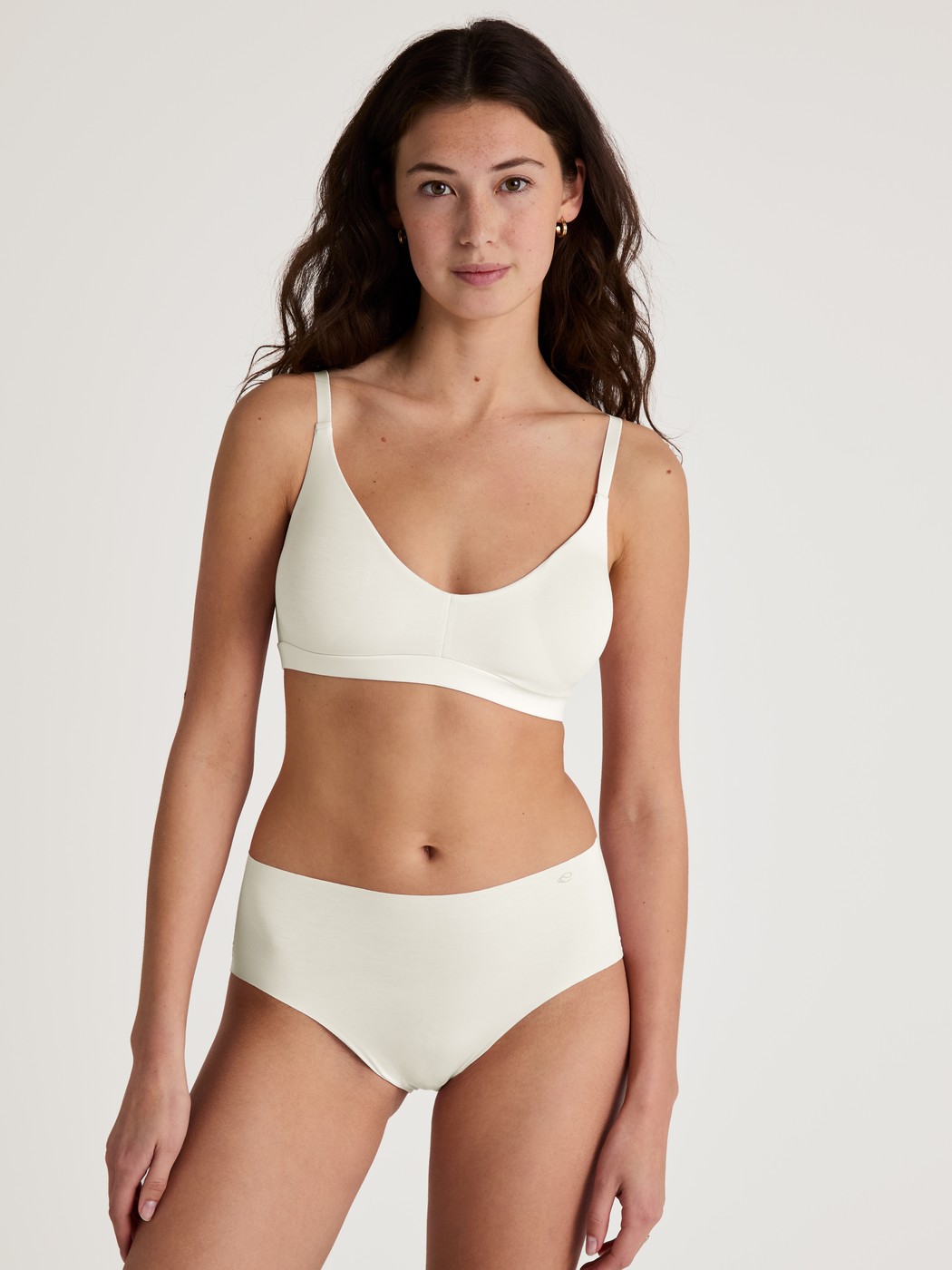 Damen-Model trägt Seamless-Midislip, 2er-Pack aus Modal in Beige, Einfarbig aus Serie Natural Skin Duo von CALIDA, Outfit