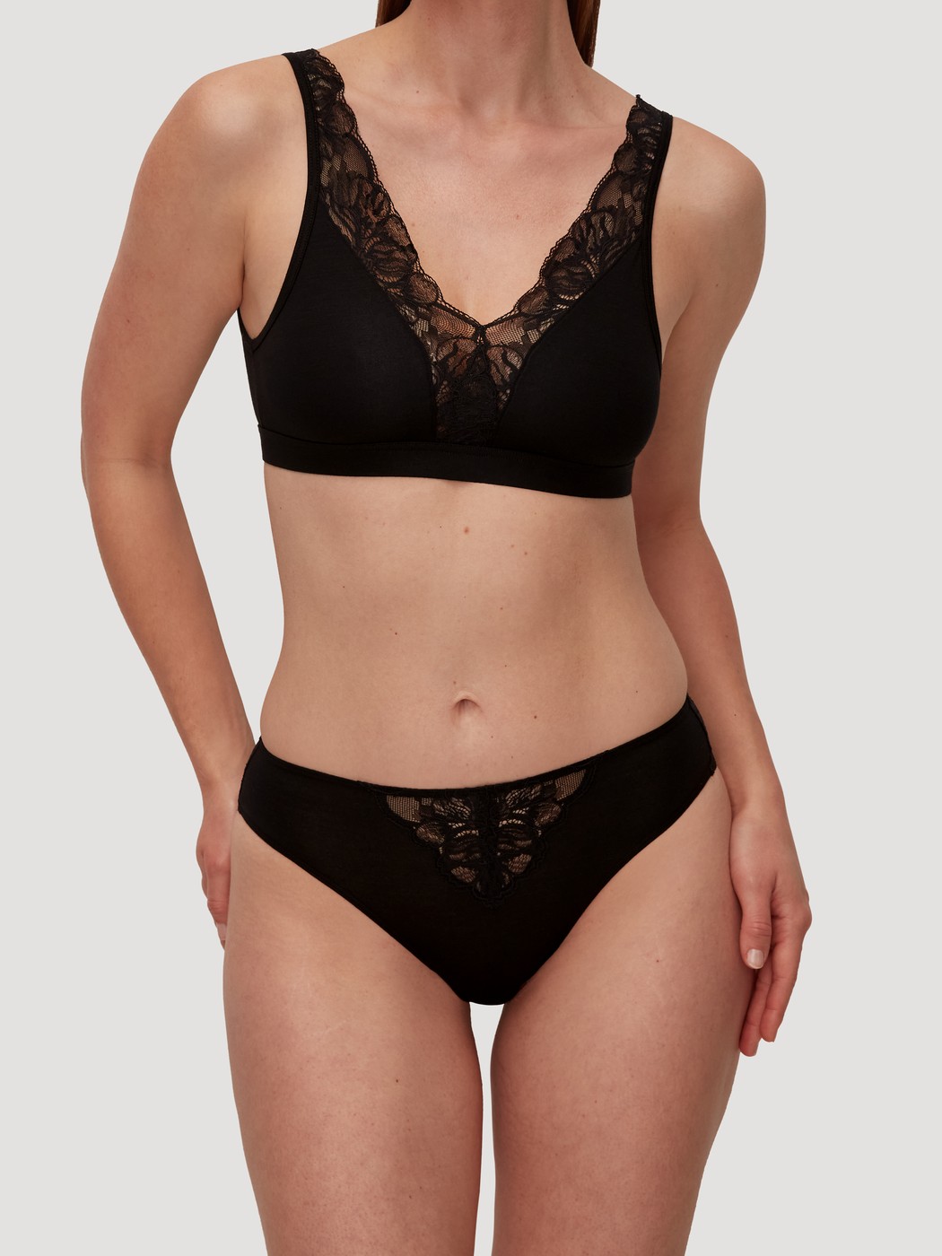 Damen-Model trägt Slip, regular cut aus Modal in Schwarz, Spitze aus Serie Seduction Lace von CALIDA, Outfit