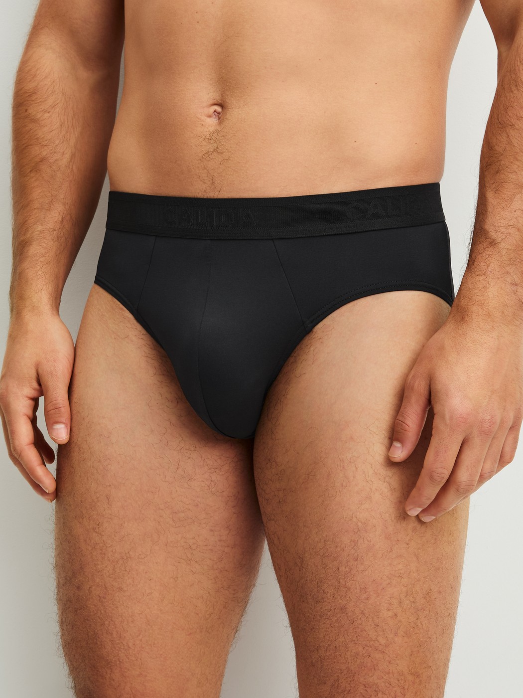 La modella / Il modello Uomo indossa  in Poliammide di colore Nero, Tinta unita, della serie Micro Stretch di CALIDA, Vista frontale