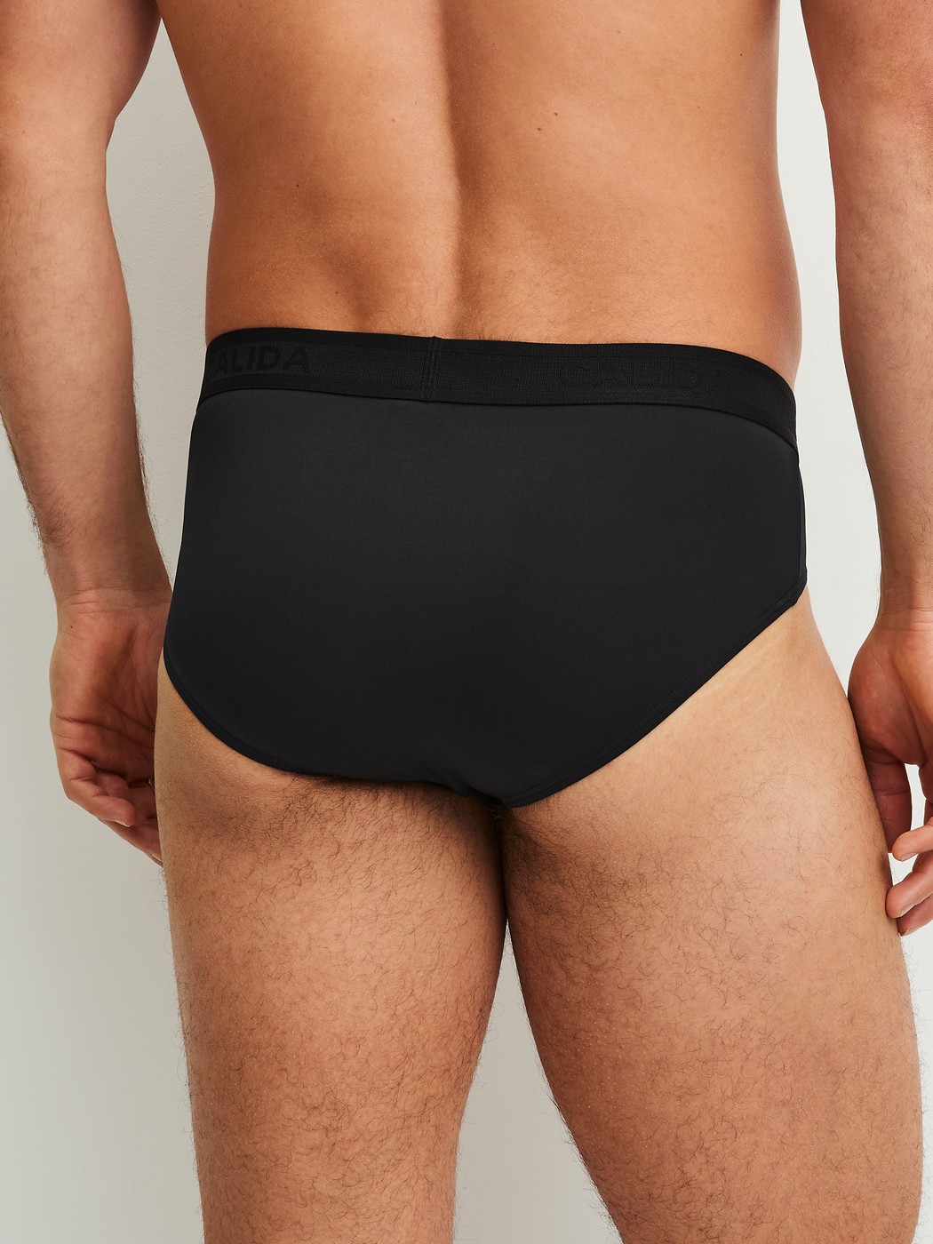 La modella / Il modello Uomo indossa  in Poliammide di colore Nero, Tinta unita, della serie Micro Stretch di CALIDA, Vista posteriore