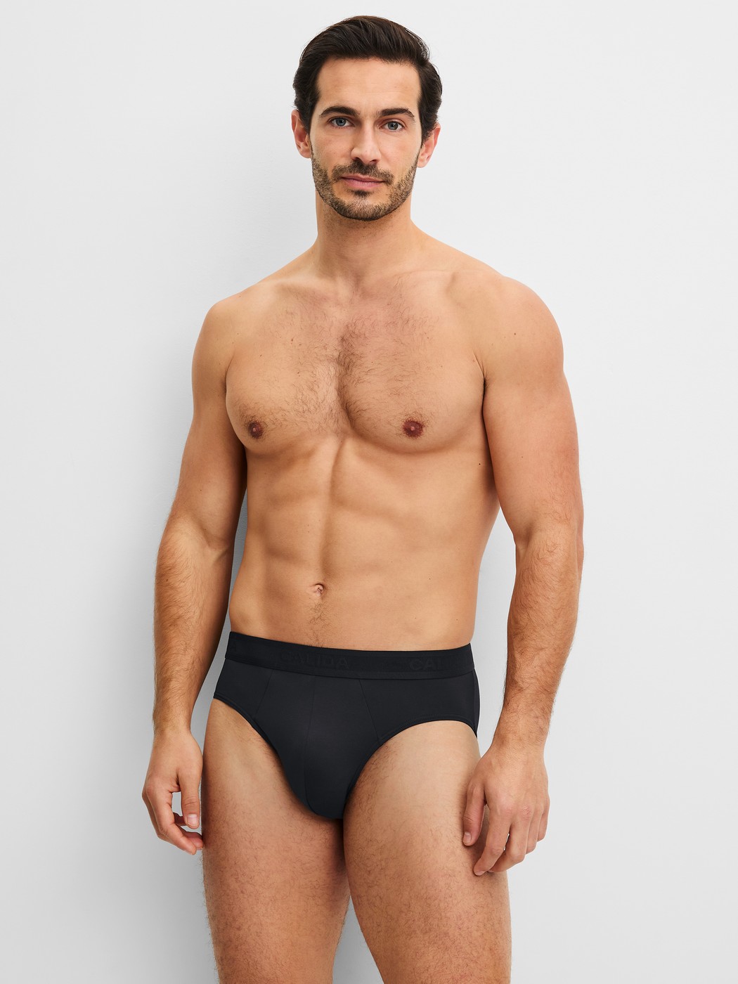 La modella / Il modello Uomo indossa  in Poliammide di colore Nero, Tinta unita, della serie Micro Stretch di CALIDA, Abbigliamento