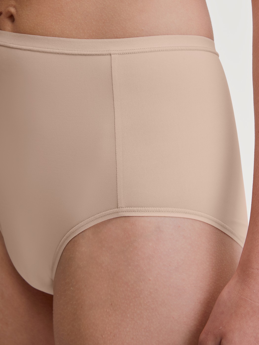 Damen-Model trägt Slip, high waist aus Polyamid in Rosa, Einfarbig aus Serie Sleek Skin von CALIDA, Detail