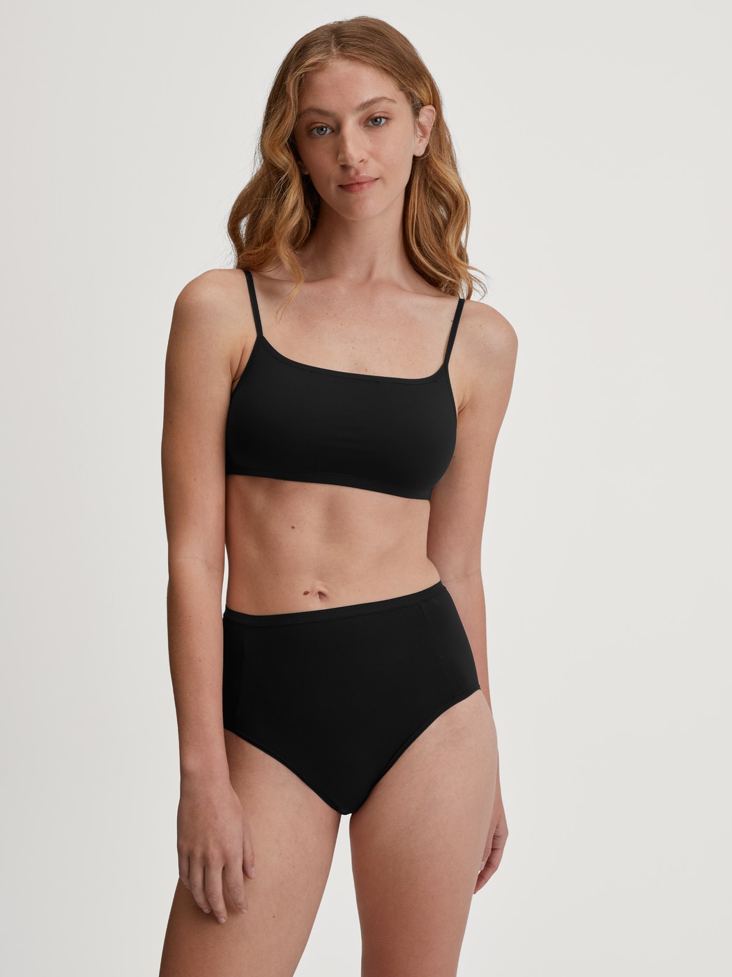 Damen-Model trägt Slip, high waist aus Polyamid in Schwarz, Einfarbig aus Serie Sleek Skin von CALIDA, Outfit