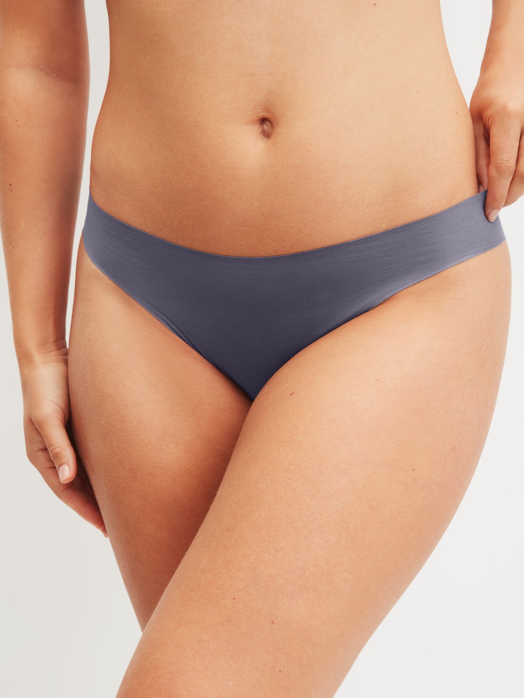 Le mannequin Femme porte le/la Slip brésilien sans couture en Modal de couleur Gris, Unicolore, de la série Natural Skin de CALIDA, Vue de face