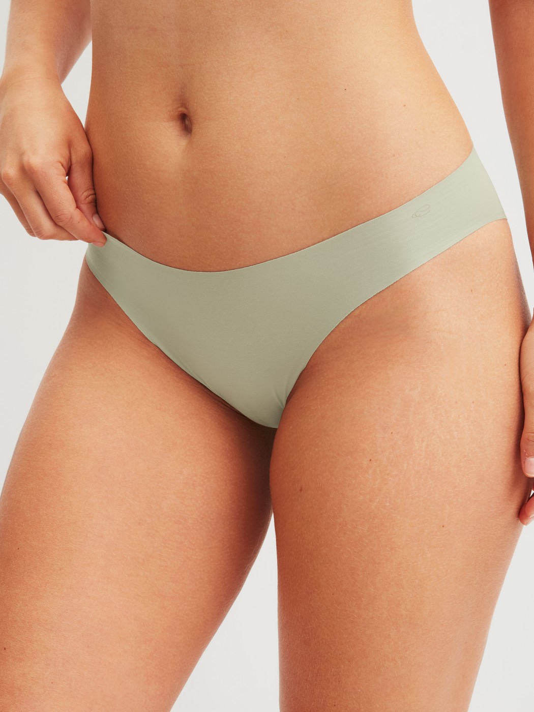 Le mannequin Femme porte le/la Slip brésilien sans couture en Modal de couleur Vert, Unicolore, de la série Natural Skin de CALIDA, Vue de face