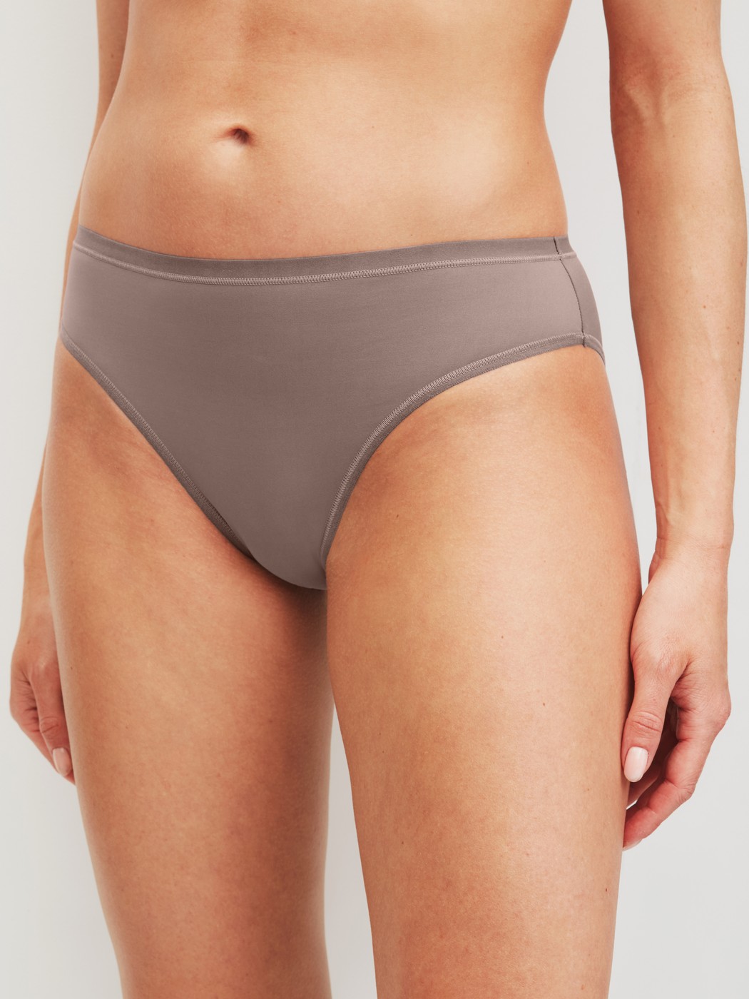 Damen-Model trägt Slip, 3er-Pack aus Polyamid in Braun, Einfarbig aus Serie Eco Sense Special von CALIDA, Vorderansicht