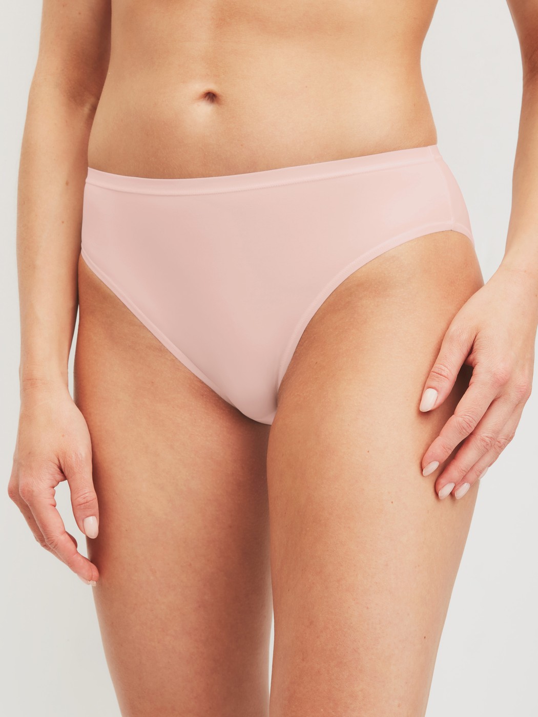 Damen-Model trägt Slip, 3er-Pack aus Polyamid in Braun, Einfarbig aus Serie Eco Sense Special von CALIDA, Zusatzbild