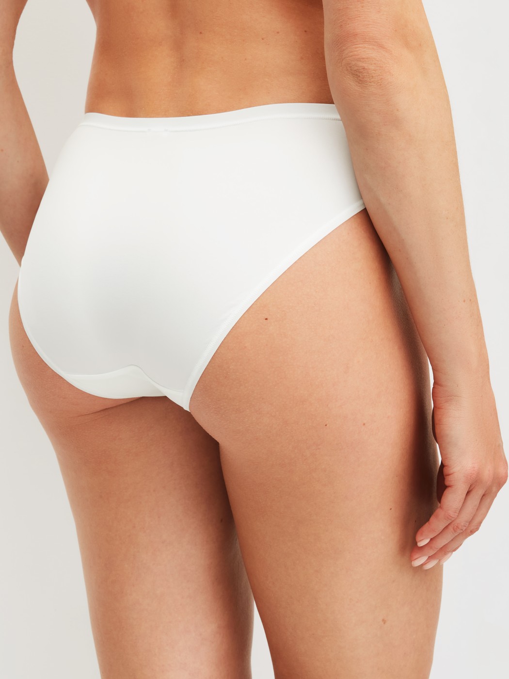 Damen-Model trägt Slip, 3er-Pack aus Polyamid in Braun, Einfarbig aus Serie Eco Sense Special von CALIDA, Zusatzbild